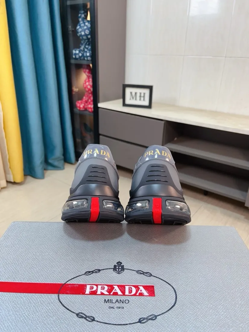 Men's shoes 💰660🌹🌹High-quality new Prada counters are launched simultaneously. The new men's shoes and 😘fabrics are selected from imported mesh and glue-spraying technology. Imported cowhide lining. 👍🏿High-end☄️Open-molded non-slip rubber outsole, exquisite lines, simple and elegant, comfortable and high-end for leisure travel. Code number: 38 to 44